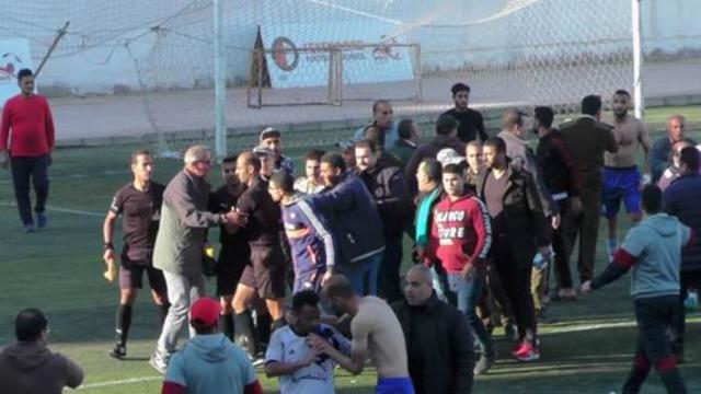 اشتباكات بين فريقي عمال المنصورة وكهرباء طلخا في القسم الثالث