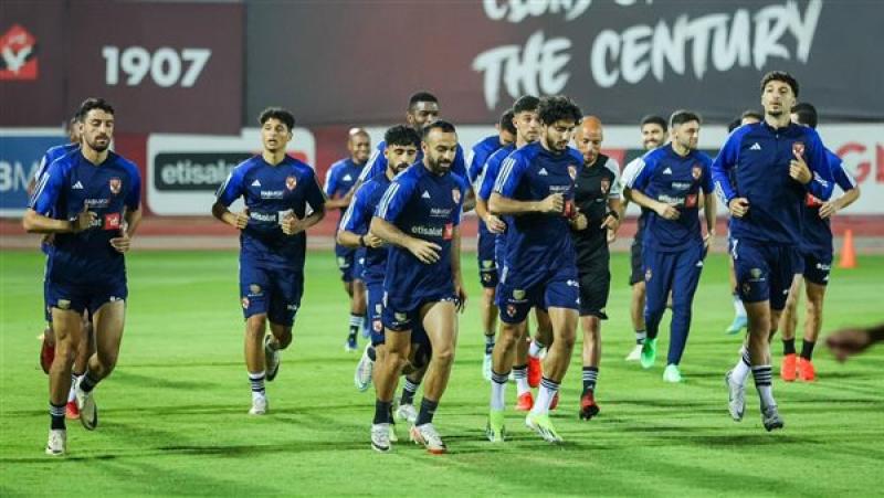 جانب من تدريبات فريق الأهلي