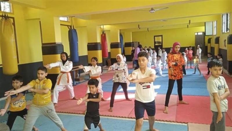 تدريبات رياضية وأنشطة فنية بمركز شباب المعمورة