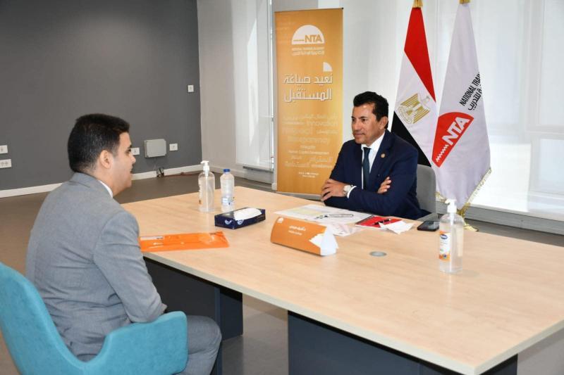 وزير الشباب والرياضة يشهد اختبارات المتقدمين للبرنامج الرئاسي لتأهيل الشباب للقيادة